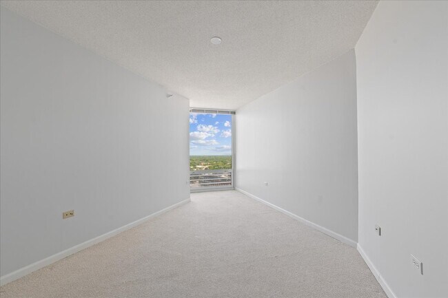 Building Photo - 1720 Maple Ave
