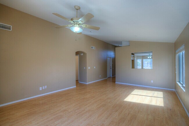 Building Photo - 3Bed/2Bath House at Greenway/Litchfield! J...