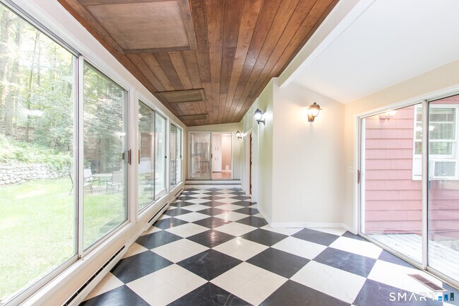 Building Photo - 211 New Canaan Rd