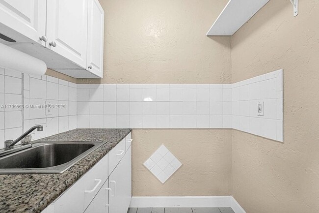 Building Photo - 2400 SW 103rd Ct