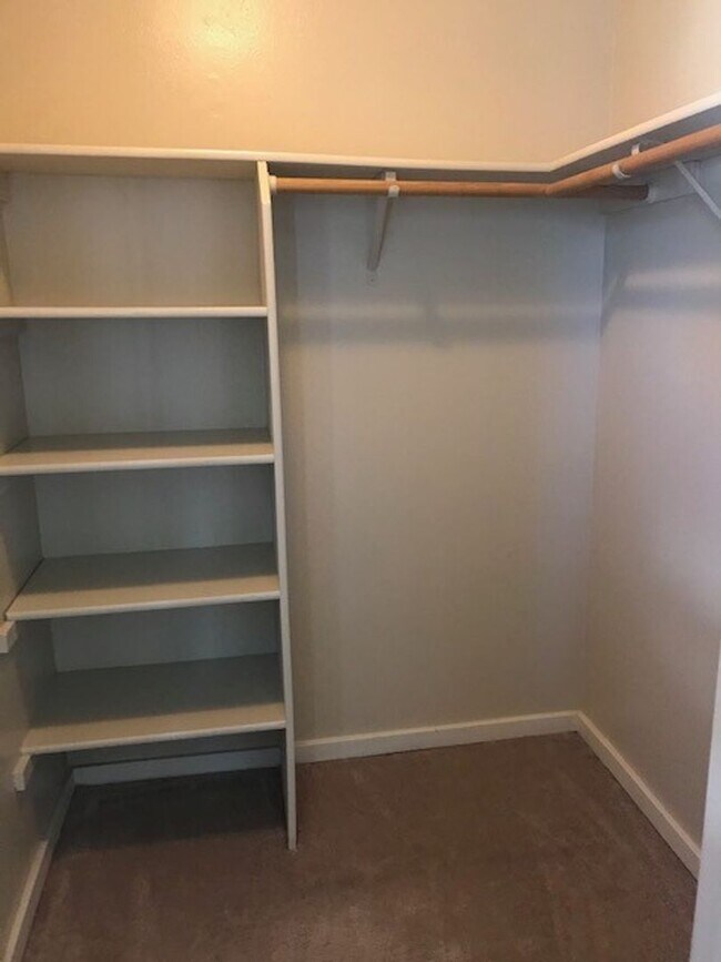 Building Photo - $2500-3Beds 2BA W/D 2 reserved parking, po...