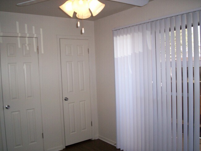 Building Photo - 2205 Botanical Dr