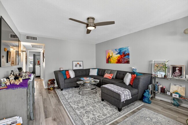 Building Photo - 585 Mansfield M