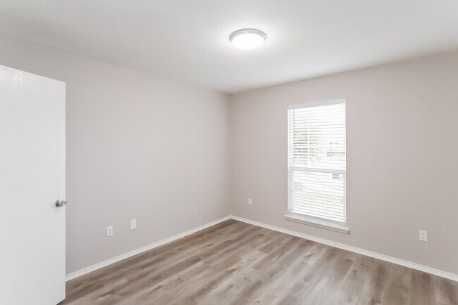 Building Photo - 605 Canyon Pl