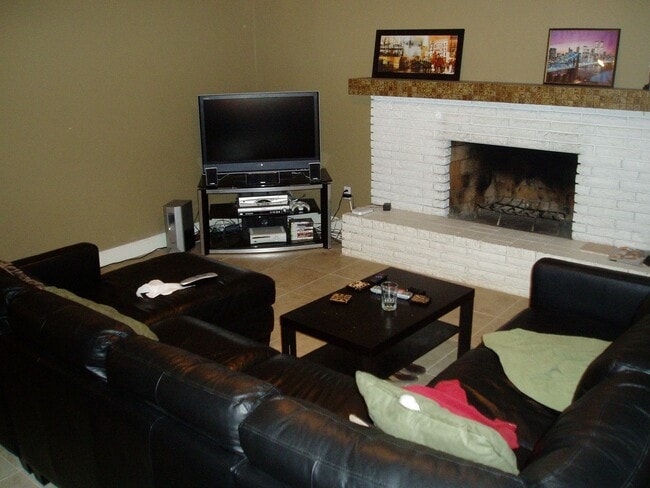 Building Photo - 5 Bedroom 3 Bath home close to ASU - POOL AND TURF BACKYARD