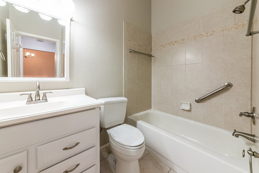 Building Photo - 825 Waterside Ln