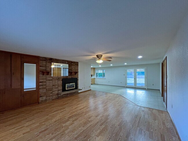 Building Photo - Rental ranch rambler - 3 bed, 2.5 bath, 2 ...