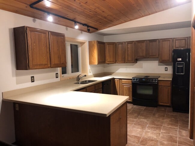 Building Photo - Large 3 Bed, 2 1/2 Bath, 2 Car Garage in North Pole!