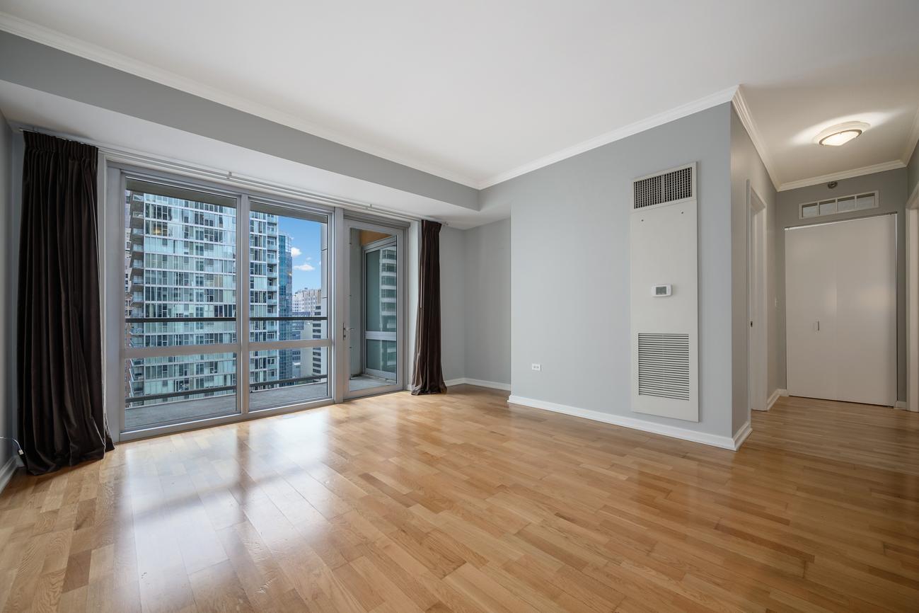 Living room - 160 E Illinois St
