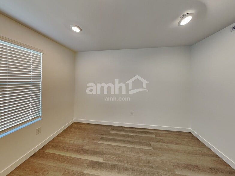 Building Photo - 9525 Harkes Dr