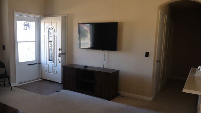 Building Photo - Furnished 3 Bedroom home