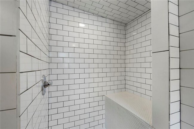 Building Photo - 2512 Brookwood Dr NE