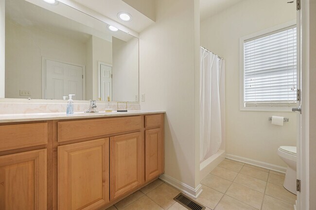 Building Photo - 15 Little Birch Dr