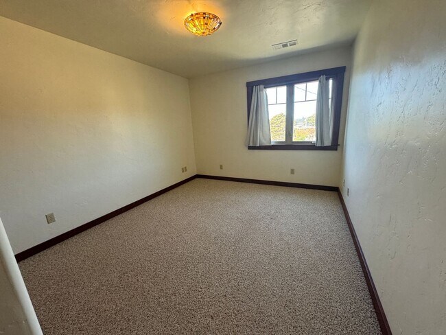 Building Photo - 4br/3bth CRAFTSMAN STYLE HOUSE in Arcata