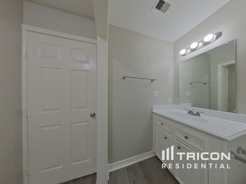 Building Photo - 729 Forest Ln Dr