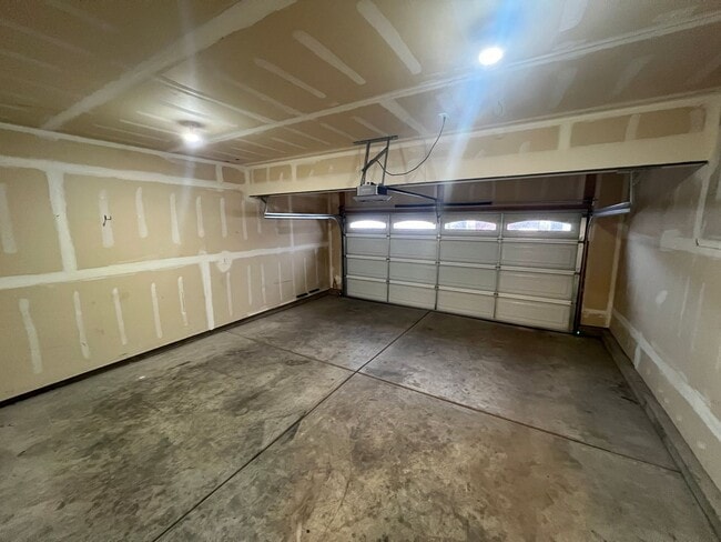 Building Photo - **Move-In Discount** 3 bedroom, 2.5 Bath Town home