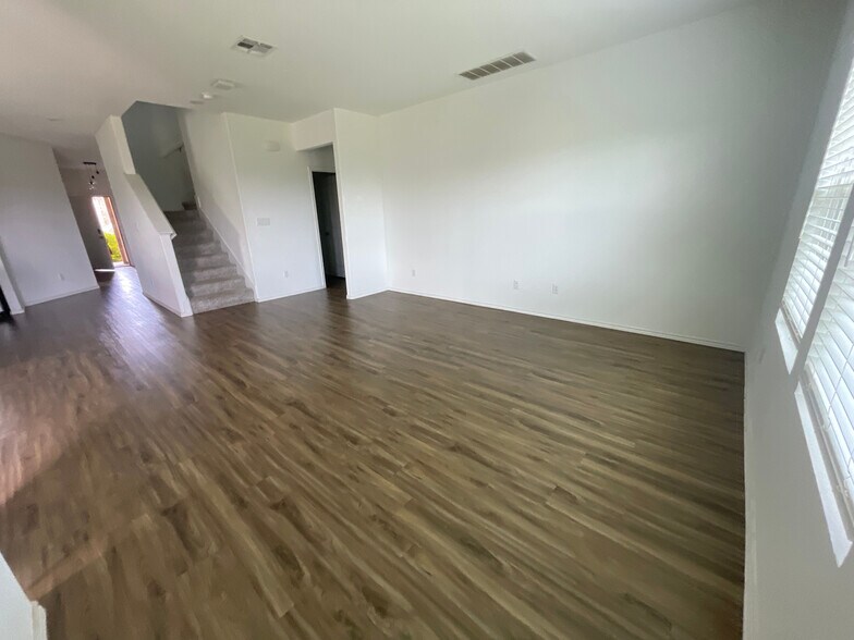 Building Photo - Room in House on Bluewood Bend