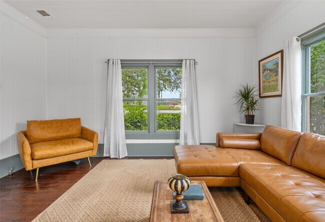 Building Photo - 806 E Main St