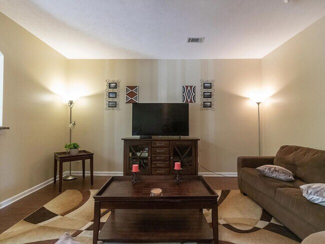 Building Photo - Beautiful 3BR TownHome