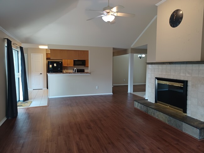 Building Photo - 629 Phillips Dr