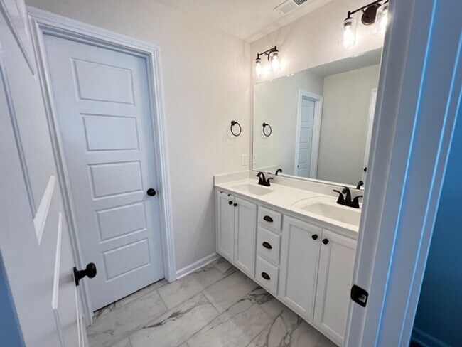 Building Photo - Beautiful Home Coming Soon!