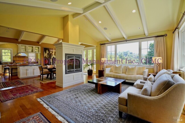Building Photo - 422 Live Oak Dr