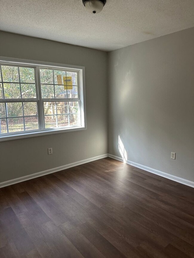 Building Photo - Newly updated pet friendly 3 bedroom duplex.