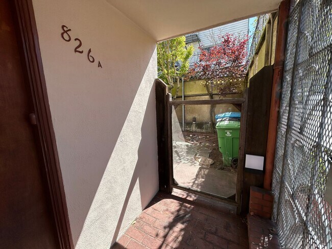 Building Photo - 826 Anza St