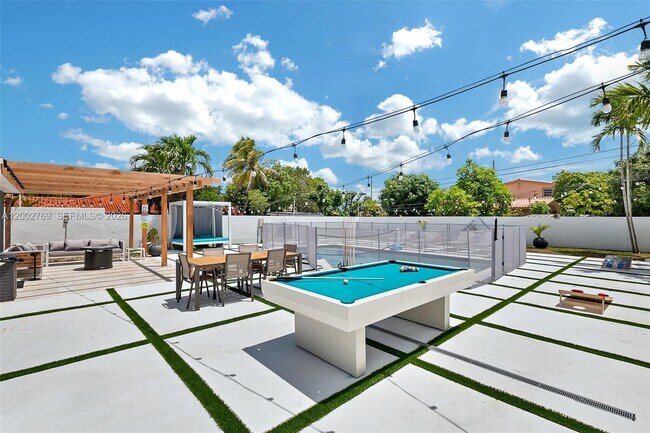 Building Photo - 301 SW 30th Ct