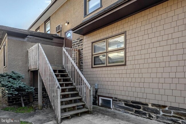 Building Photo - 1210 W Darby Rd