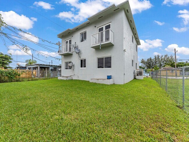 Building Photo - 1514 NW 5th Ave