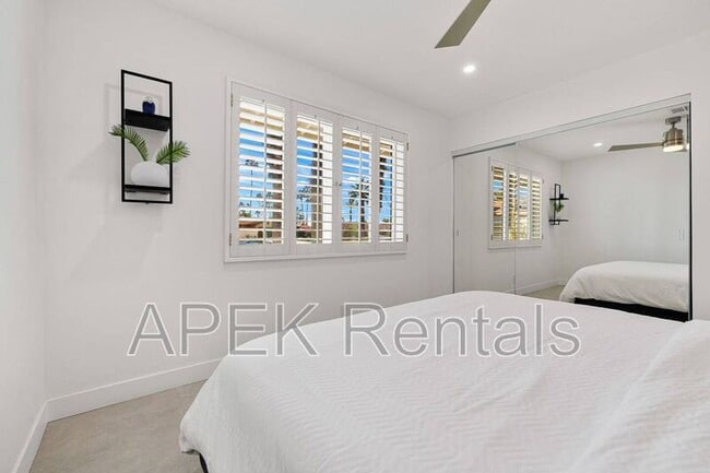 Building Photo - 945 N Buttonwillow Cir