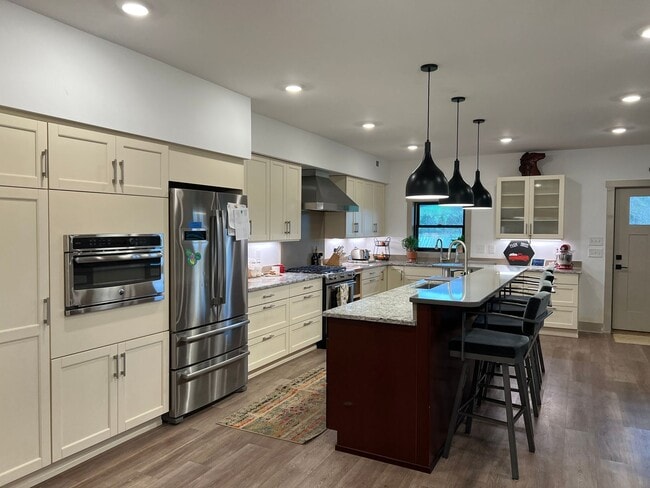 Building Photo - Home on Beautiful Farm and Vineyard Minute...