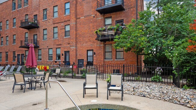 Building Photo - 6533 E Jefferson Ave