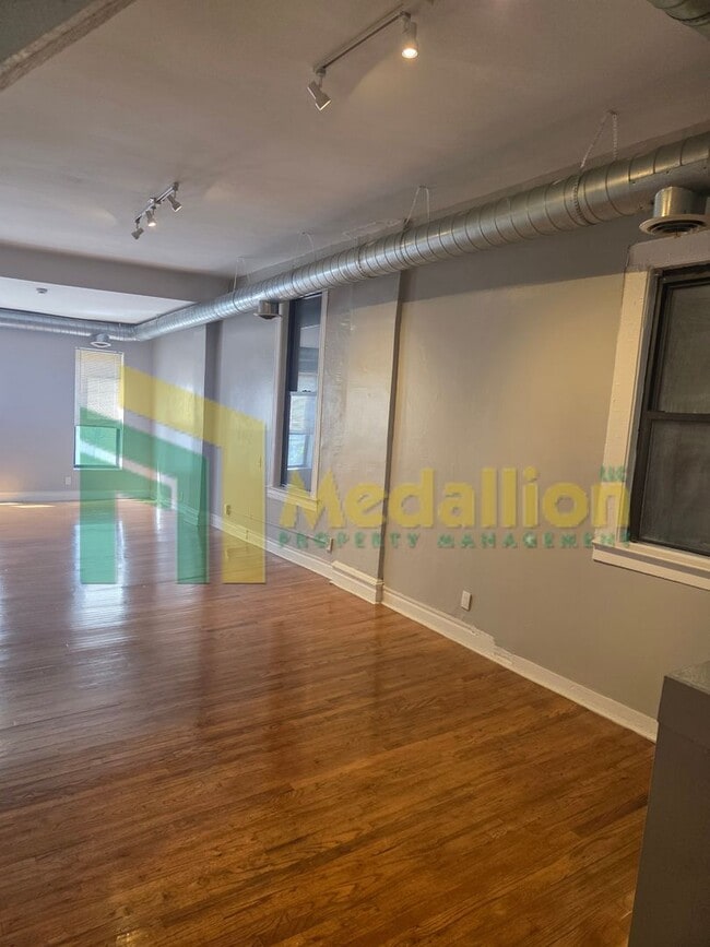 Building Photo - Spacious Studio with Hardwood Floors and Stainless Steel Appliances – Prime Milwaukee Ave Location