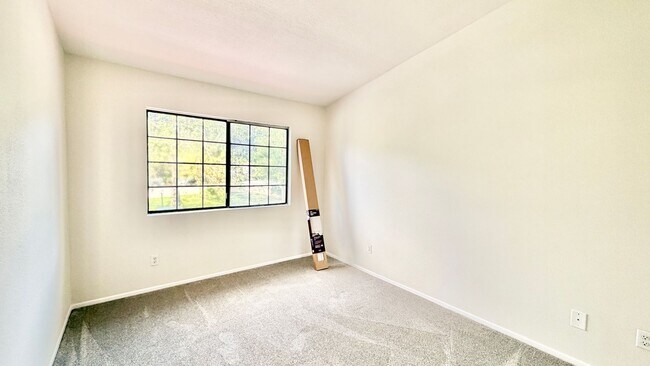 Building Photo - Beautifully Updated Two-Story Townhome on the Pala Mesa Golf Course in Fallbrook!