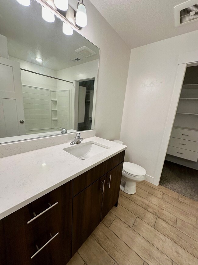 Building Photo - HC509