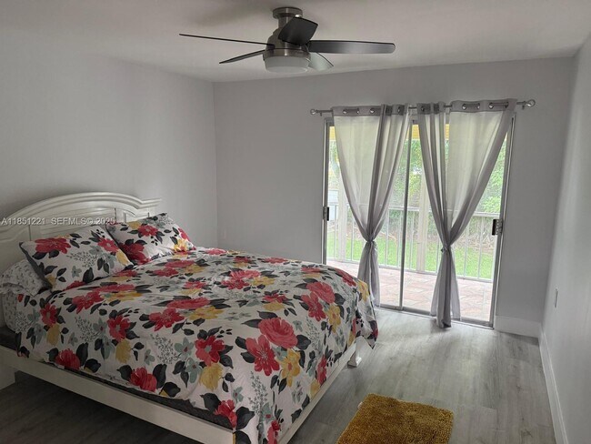 Building Photo - 1102 Bahama Bend