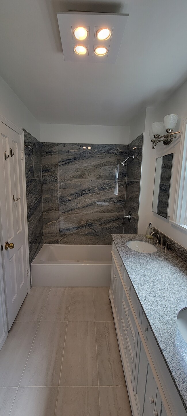 Building Photo - 661 Warner Ave