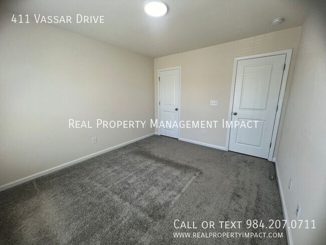 Building Photo - 411 Vassar Dr