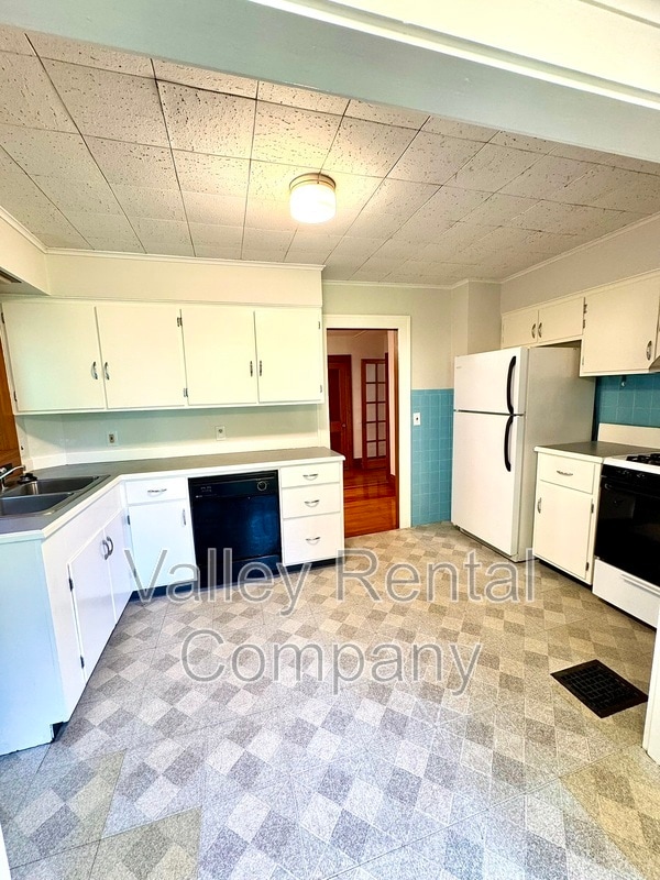 Building Photo - 323 Pelham Rd