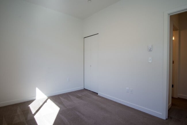 Building Photo - FREE RENT + CASH IN YOUR POCKET! Modern & ...