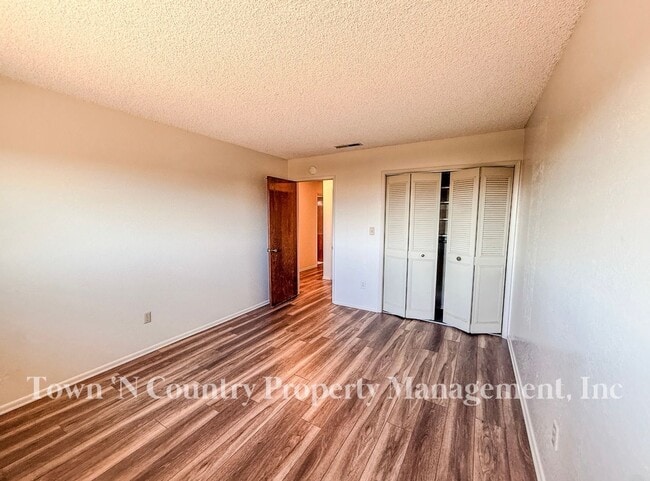 Building Photo - 732 La Mesa Dr