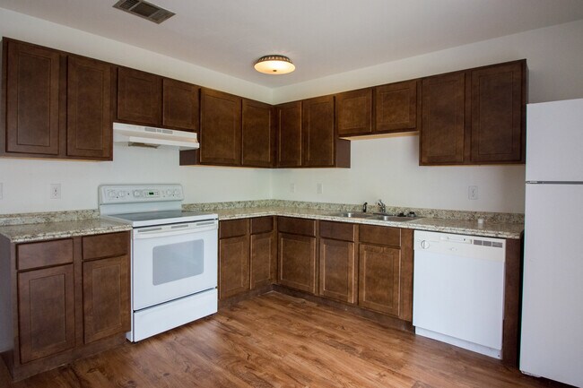 Building Photo - Just Listed 2/1 half duplex home!