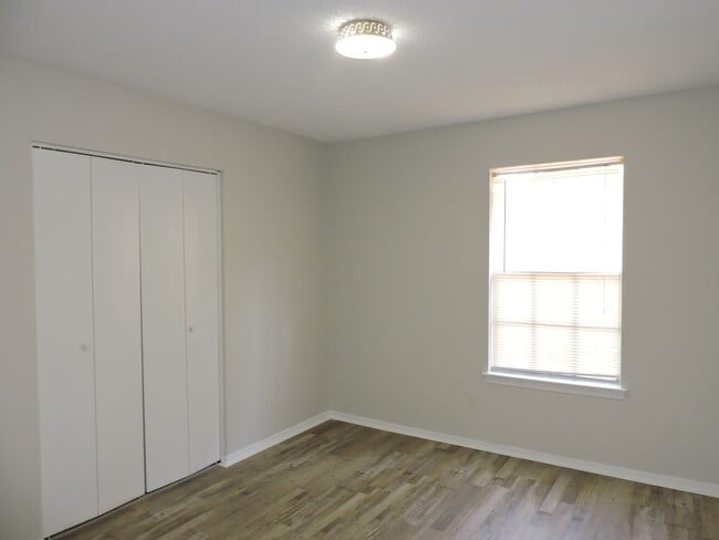 Building Photo - Great location in northeast Pensacola!