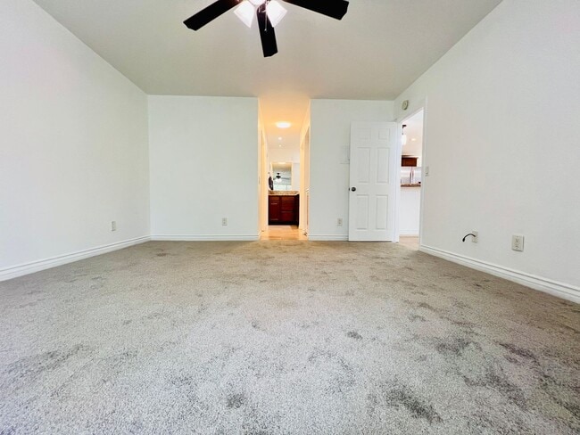 Building Photo - Beautifully Vista Upgraded Upstairs Corner Condo