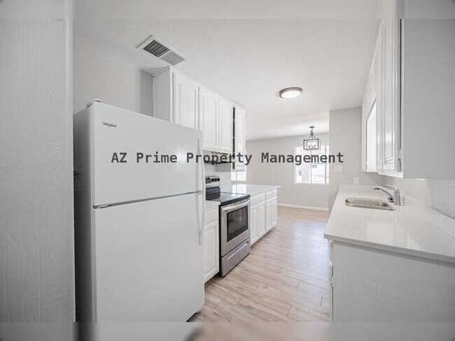 Building Photo - 1140 W 7th St