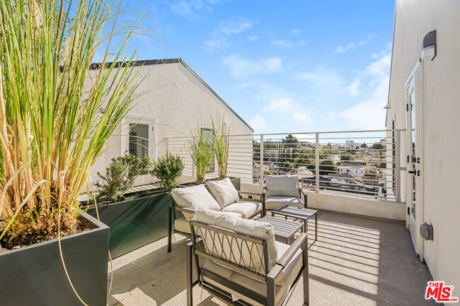 Building Photo - 611 N Virgil Ave