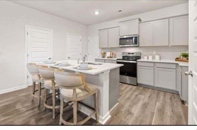 Building Photo - 6741 Leigh St