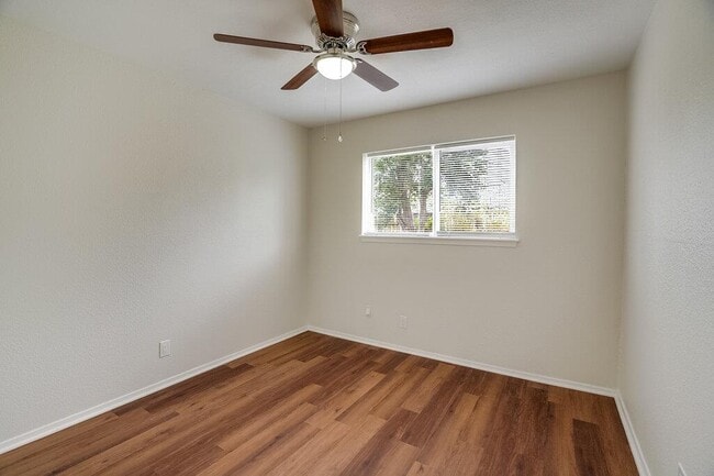 Building Photo - 2103 Pompton Dr